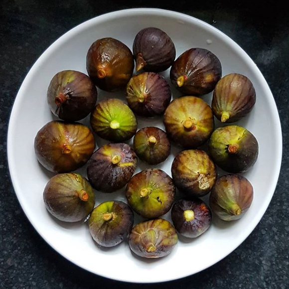 A large plate full of figs